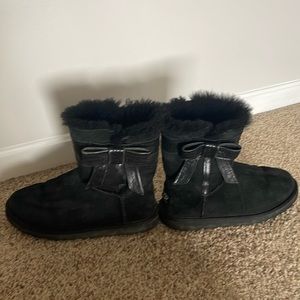 Authentic Ugg short boots with a bow and fur inside
